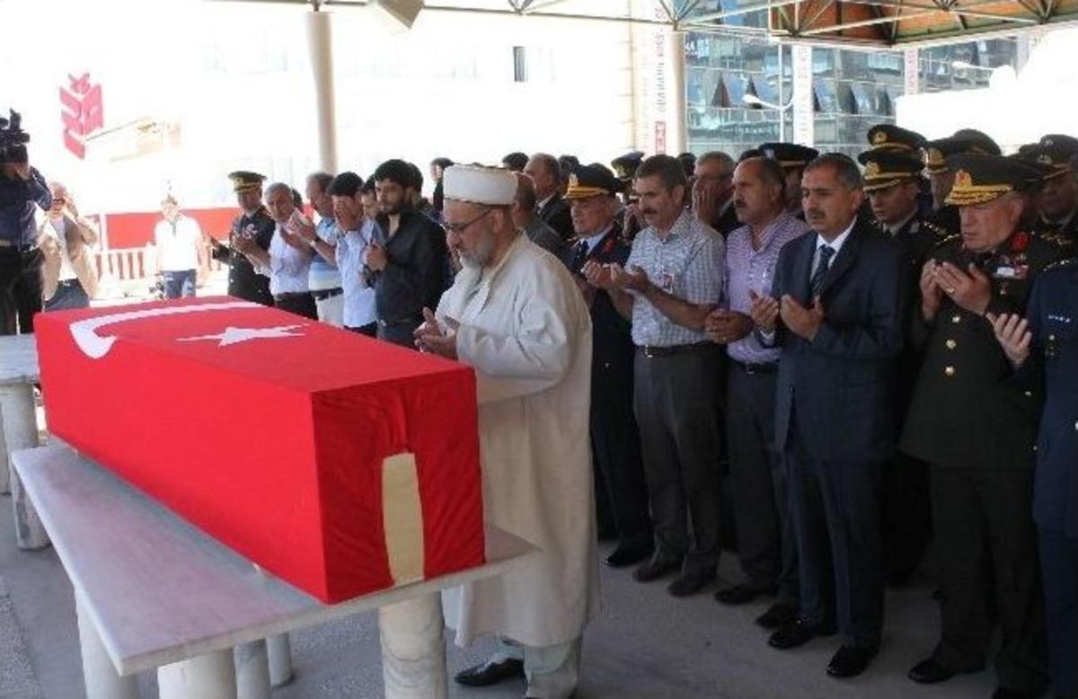 Elazığ'da Trafik Kazasında &Ouml;len Pilot Son Yolculuğuna Uğurlandı