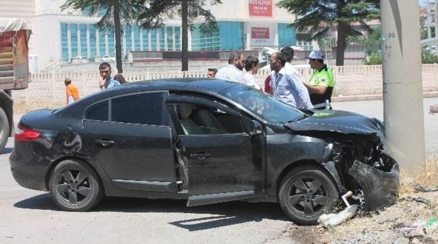Otomobiller Kafa Kafaya &Ccedil;arpıştı: 3 Yaralı