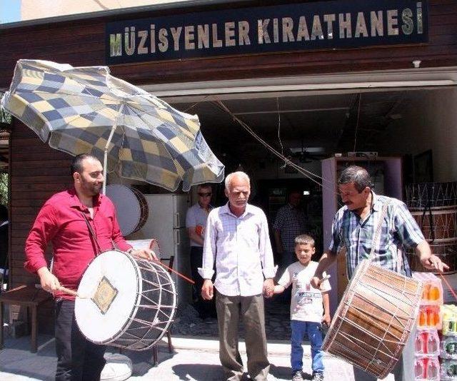 Ramazan Davulcuları Bursalıları Sahura Uyandırmaya Hazır