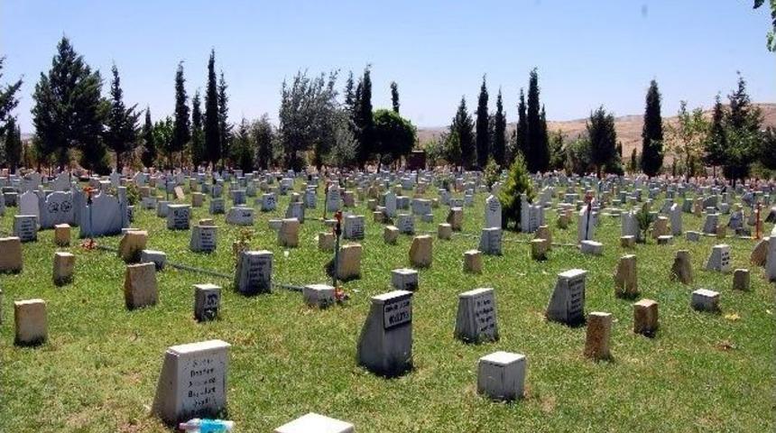 Fotoğraflı, S&uuml;slemeli Ve Abartılı Mezar Taşları