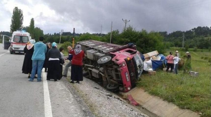 Eşya Y&uuml;kl&uuml; Kamyon Devrildi: 5 Yaralı