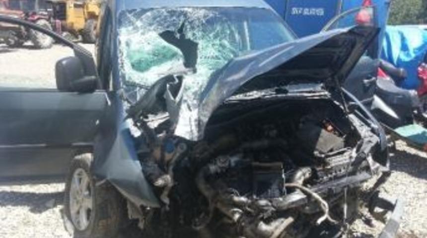 Otomobil K&ouml;pr&uuml; Korkuluklarına &Ccedil;arptı: 1 &Ouml;l&uuml;, 1 Yaralı