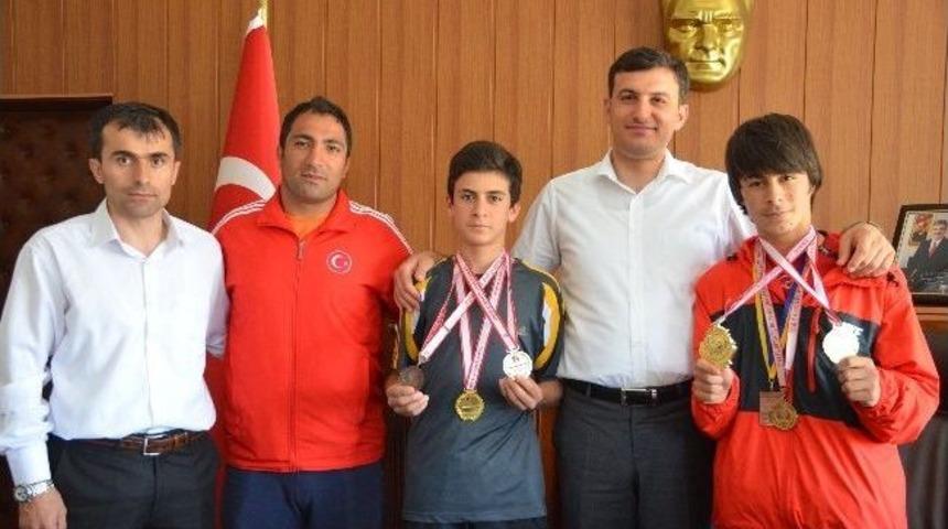 Kaymakam &Ouml;z&rsquo;den Şampiyonlara Hediye