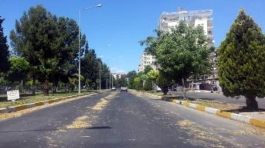 Yola D&ouml;k&uuml;len Samanlar Trafiği Tehlikeye D&uuml;ş&uuml;r&uuml;yor