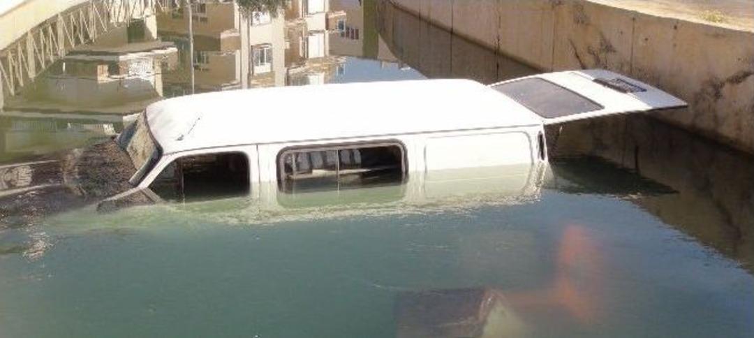 Vitesi Boşalan İnşaat Aracı Kanala U&ccedil;tu