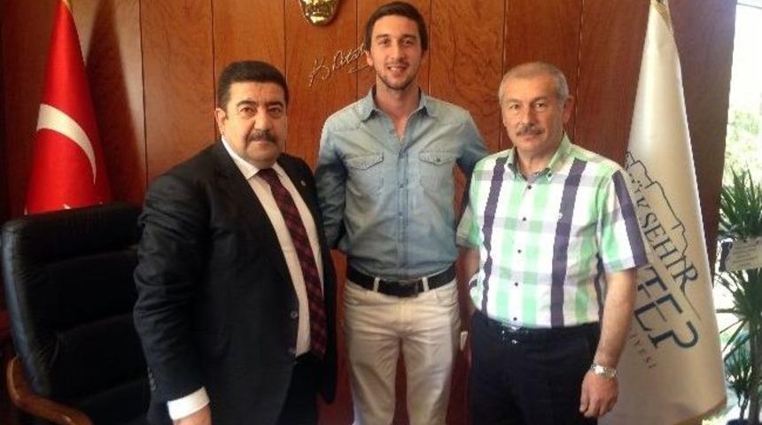 Gaziantep B&uuml;y&uuml;kşehir Belediyespor, Kaleci Emir'i Transfer Etti