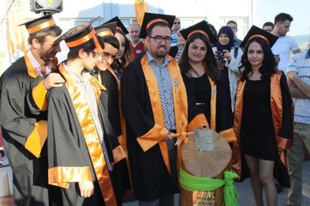 Malkara Meslek Y&uuml;ksek Okulunda Mezuniyet Sevinci