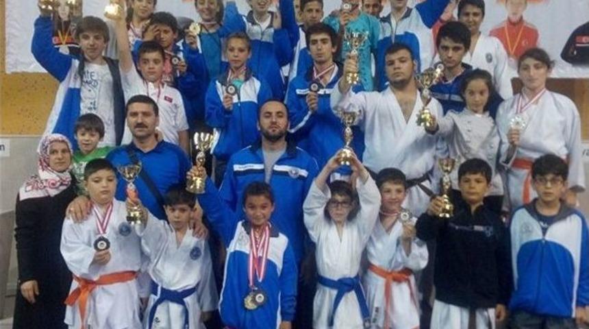 Yalovalı Karateciler Sakarya&rsquo;ya Damga Vurdu