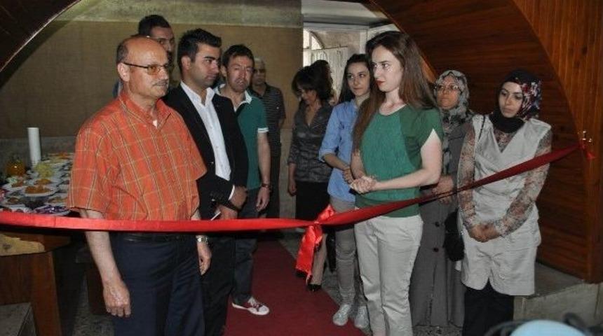 Diplomasını Aldı İlk Sergisini A&ccedil;tı