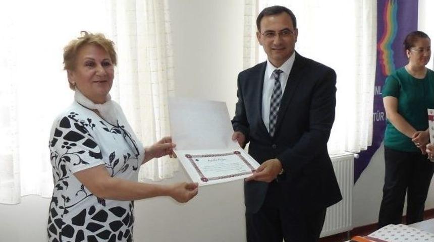 Menopoz Okulu &Ouml;ğrencileri Sertifikalarını Aldı