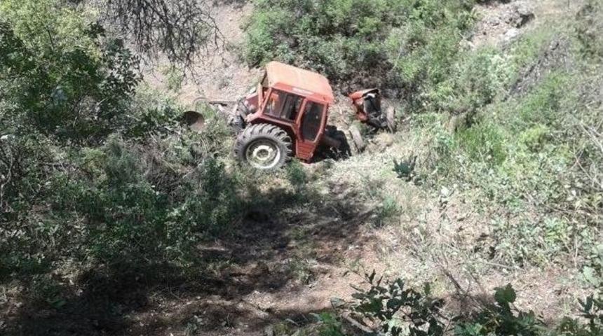 Park Halindeki Trakt&ouml;r Dereye U&ccedil;up İkiye B&ouml;l&uuml;nd&uuml;
