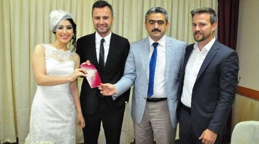 Alıcık, &Ouml;ğrencisinin Nikah Şahitliğini Yaptı