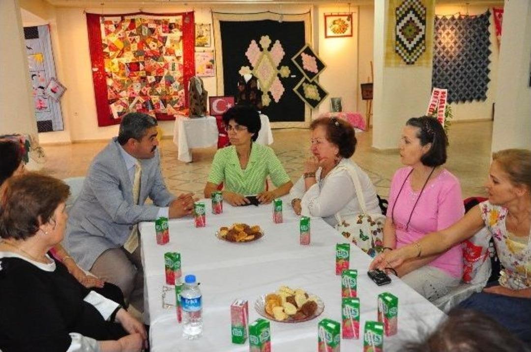 Başkan Alıcık&rsquo;a Bayanlardan Bayrak Hediyesi