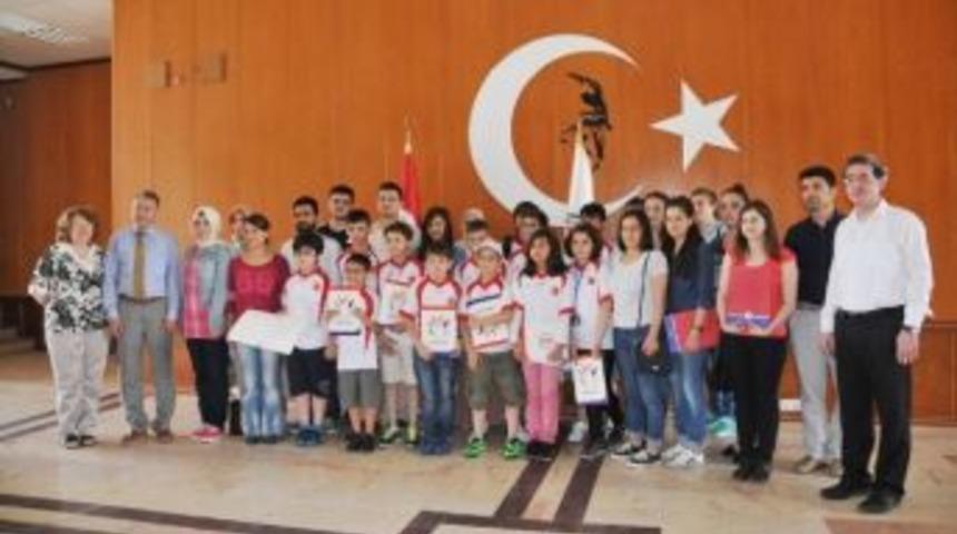 Om&uuml;&ccedil;em &Ccedil;ocuklara Sertifikalarını Verdi