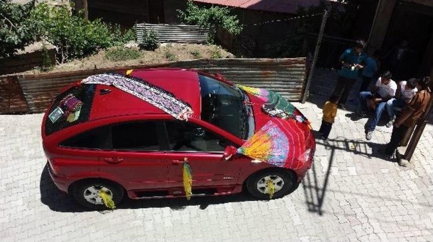 Hakkari&rsquo;de İlgin&ccedil; D&uuml;ğ&uuml;n Arabası