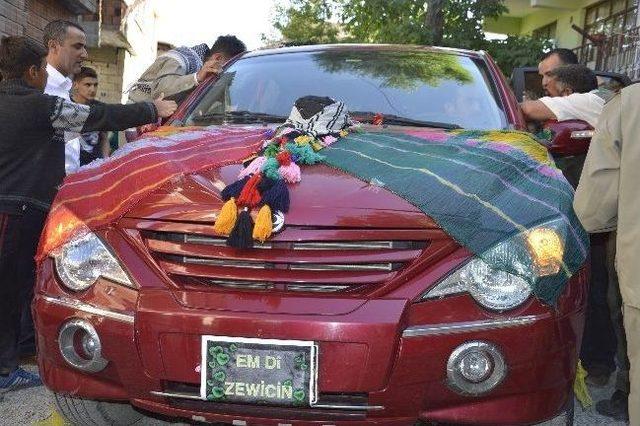 Hakkari&rsquo;de İlgin&ccedil; D&uuml;ğ&uuml;n Arabası 1