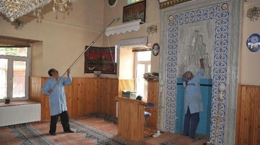 Boz&uuml;y&uuml;k&rsquo;te Camiler Ramazana Hazır