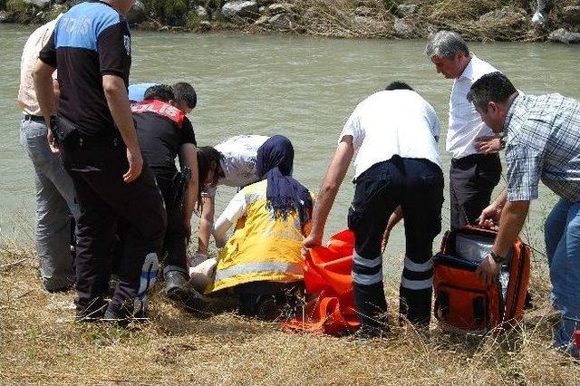 Akıntıya Kapılan Genci Polis, Kalp Masajı Yaparak Kurtardı