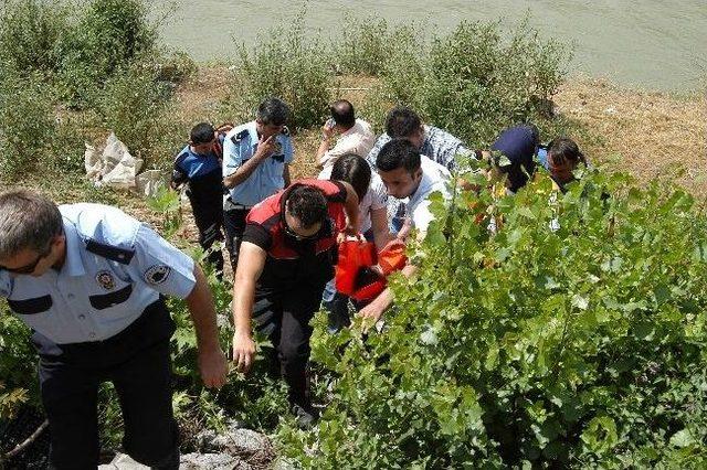 Akıntıya Kapılan Genci Polis, Kalp Masajı Yaparak Kurtardı