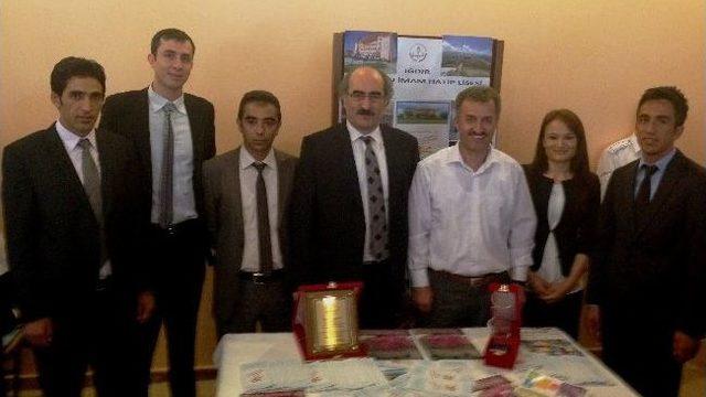 Anadolu İmam Hatip Lisesi’ne Yılın Kaliteli Ekibi Ödülü