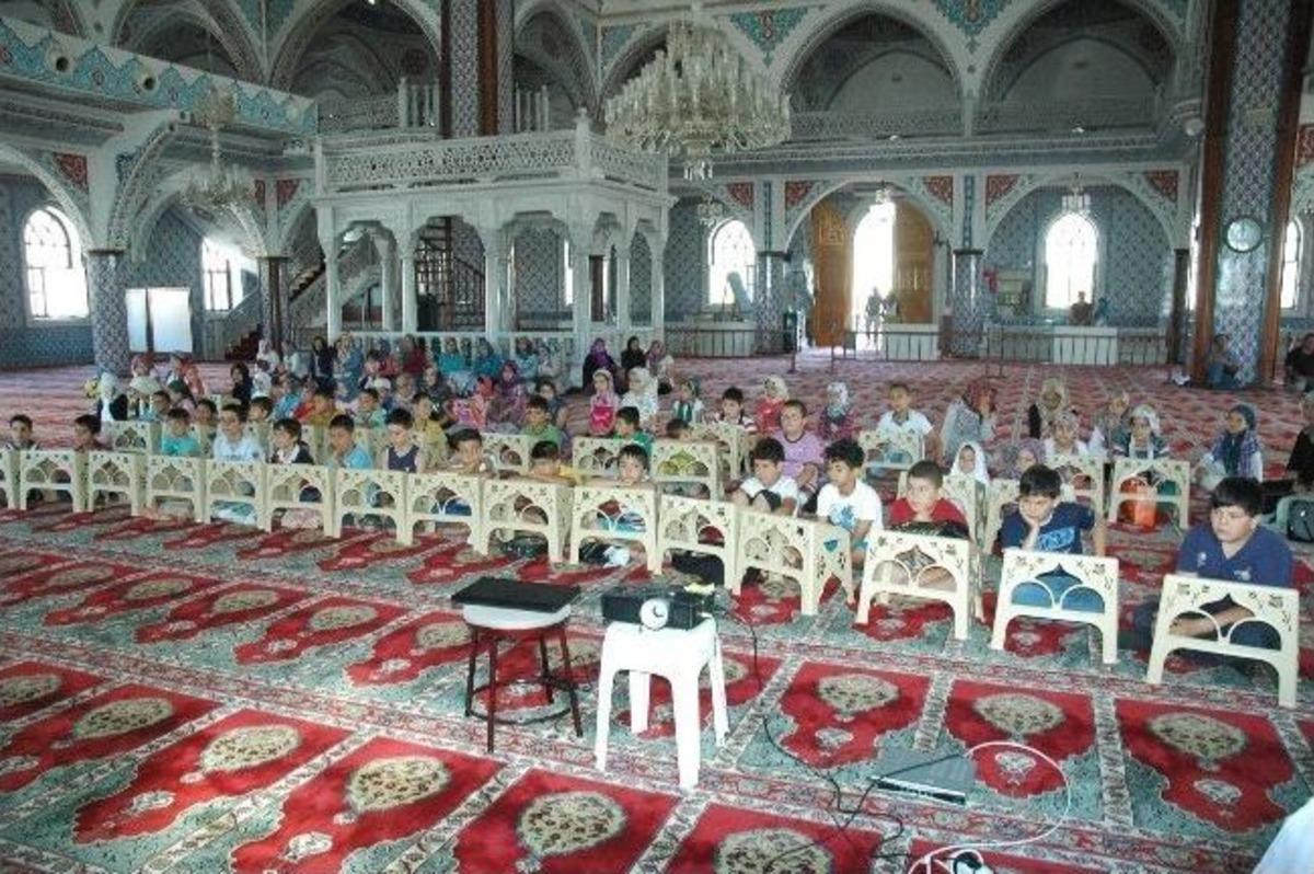 Yaz Kur&rsquo;an Kursu &Ouml;ğrencileri&rsquo;ne K&uuml;lliye Bah&ccedil;esinde Şişme Oyun Parkı