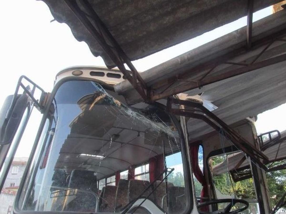 Edremit&rsquo;te Freni Boşalan Otob&uuml;s İş Merkezine Girdi