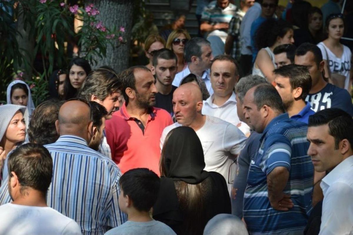 Bursa'da Otomobilin Istinat Duvarından D&uuml;şmesi