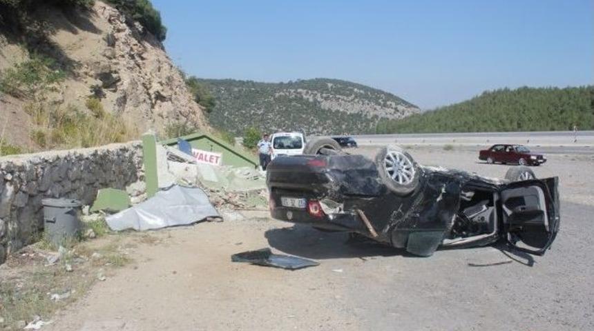Korkuteli&rsquo;de Saman Y&uuml;kl&uuml; Kamyonun Freni Patladı: 1 &Ouml;l&uuml;