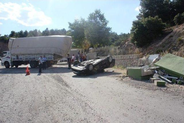 Korkuteli&rsquo;de Saman Y&uuml;kl&uuml; Kamyonun Freni Patladı: 1 &Ouml;l&uuml; 1