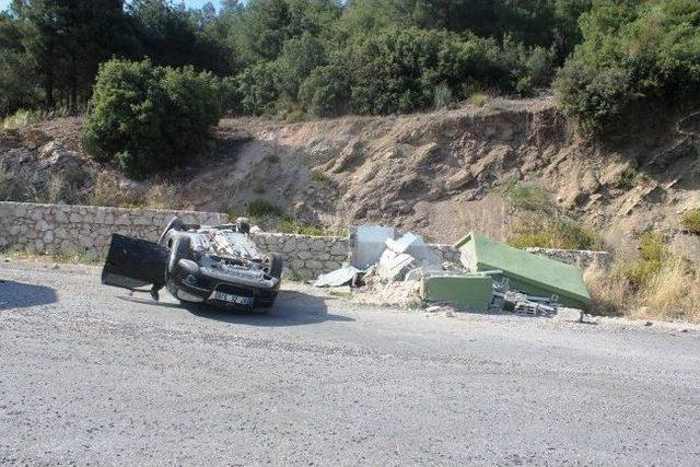 Korkuteli&rsquo;de Saman Y&uuml;kl&uuml; Kamyonun Freni Patladı: 1 &Ouml;l&uuml; 2
