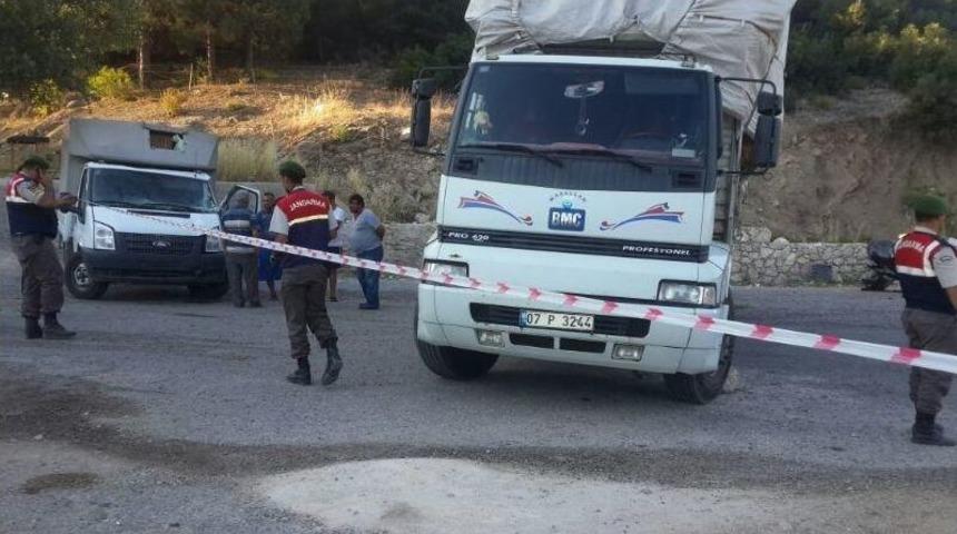 Freni Tutmayan Kamyon Tuvalete &Ccedil;arptı: 1 &Ouml;l&uuml;