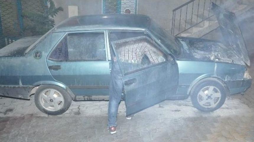 Yanan Otomobil Balkondan &Ccedil;ekilen Hortumla S&ouml;nd&uuml;r&uuml;ld&uuml;