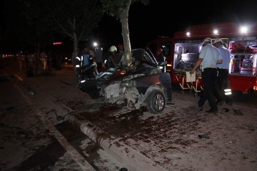 Otomobil Ağaca Saplandı: 1 &Ouml;l&uuml;, 1 Yaralı