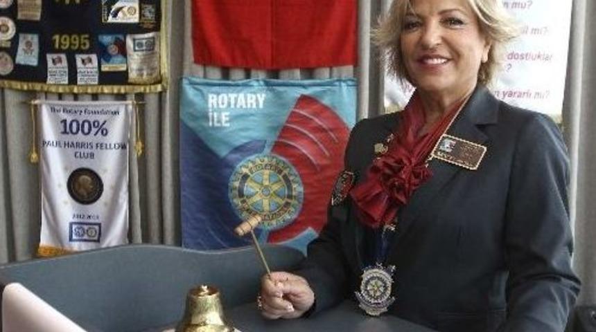 Bostanlı Rotary'de Bayrak Değişimi