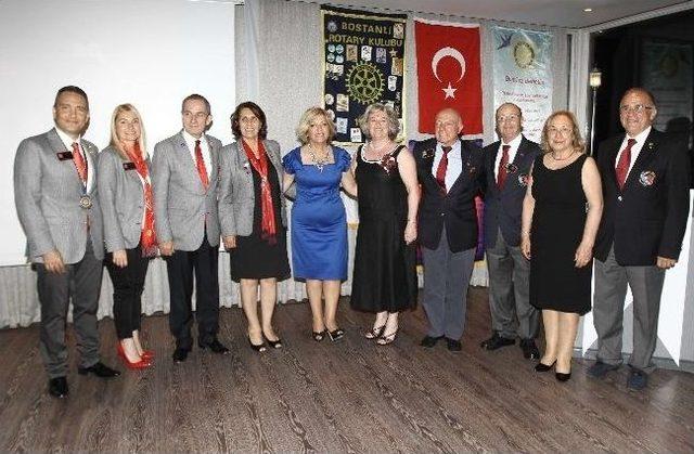 Bostanlı Rotary'de Bayrak Değişimi