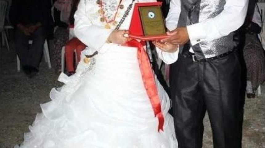 Muhtardan Evlenen &Ccedil;iftlere Plaketli Kutlama