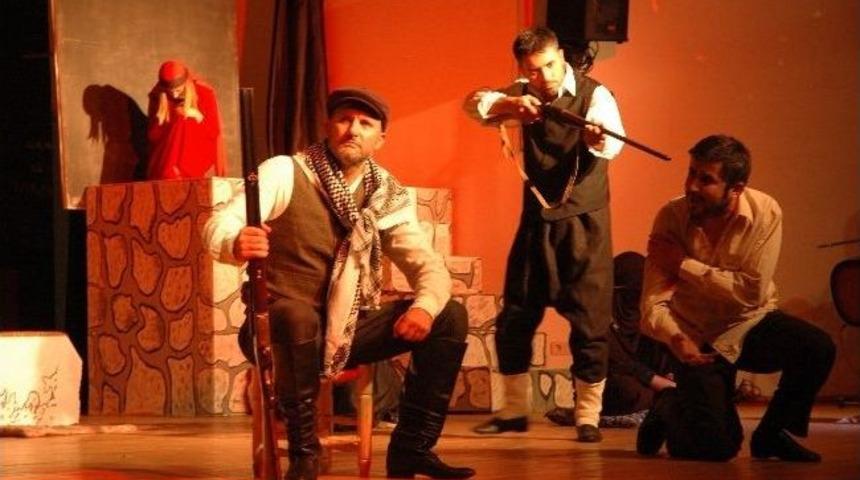 Turgut &Ouml;zakman'ın "t&ouml;re" İsimli Oyunu Demre'de Sahnelendi