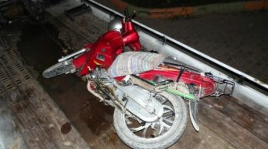 Motosiklet Elektrik Direğine &Ccedil;arptı: 3 Yaralı