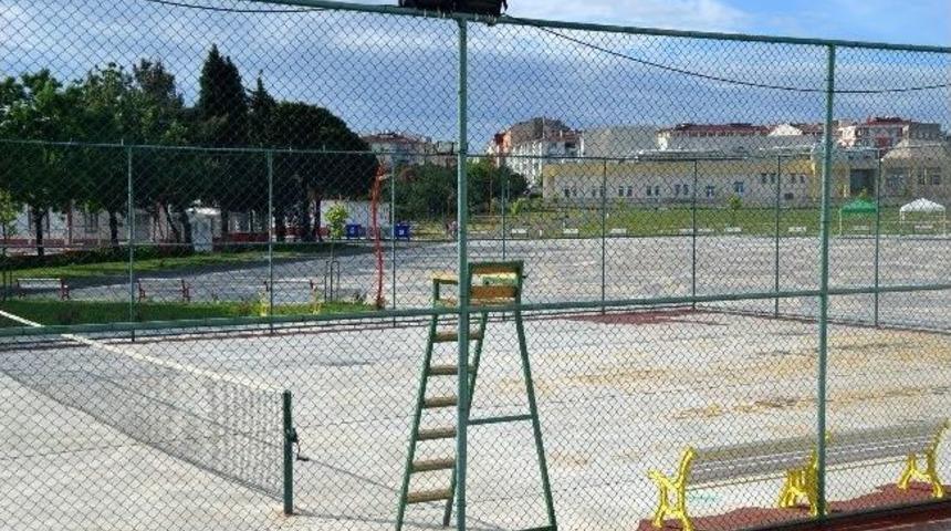 &Ccedil;orlu'da Tenis Kortları Onarılmayı Bekliyor