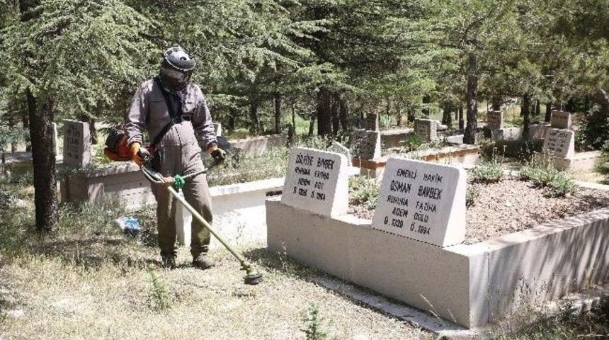Ramazan &Ouml;ncesi Mezarlıklar Temizlendi
