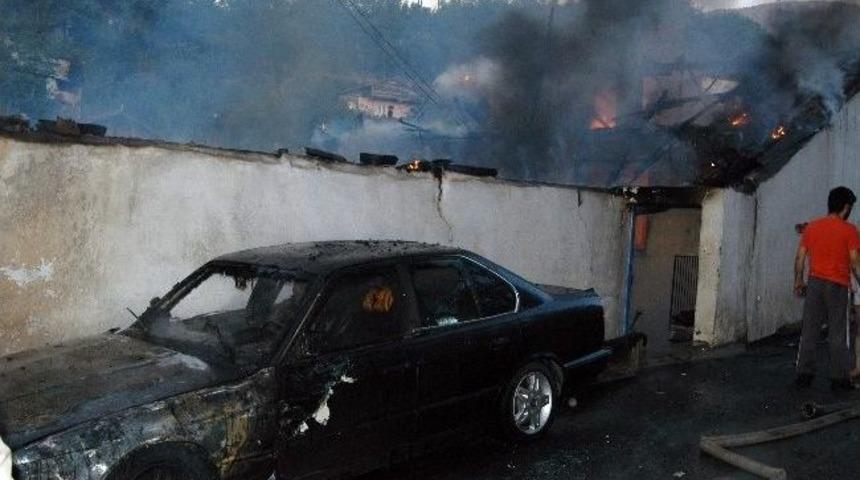 Karab&uuml;k&rsquo;te 3 Ev Yandı