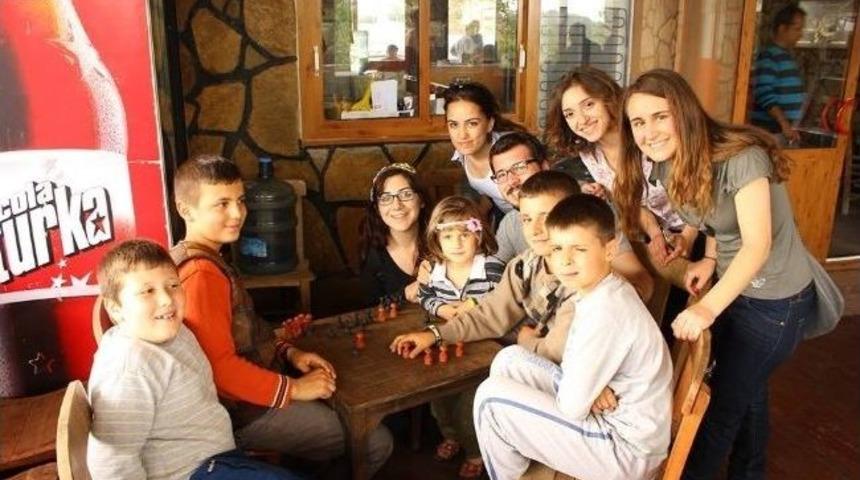 "sakinşehir"de &Uuml;niversiteli Gen&ccedil;ler K&ouml;yl&uuml; &Ccedil;ocuklarla Buluşuyor