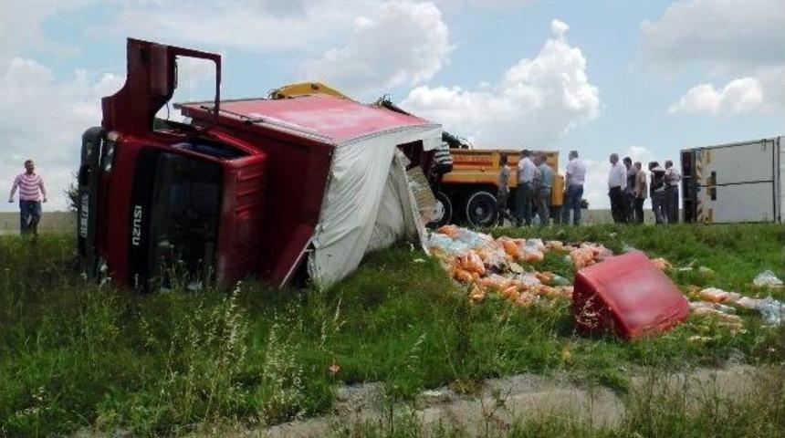 Kamyonetler &Ccedil;arpıştı: 2 Yaralı