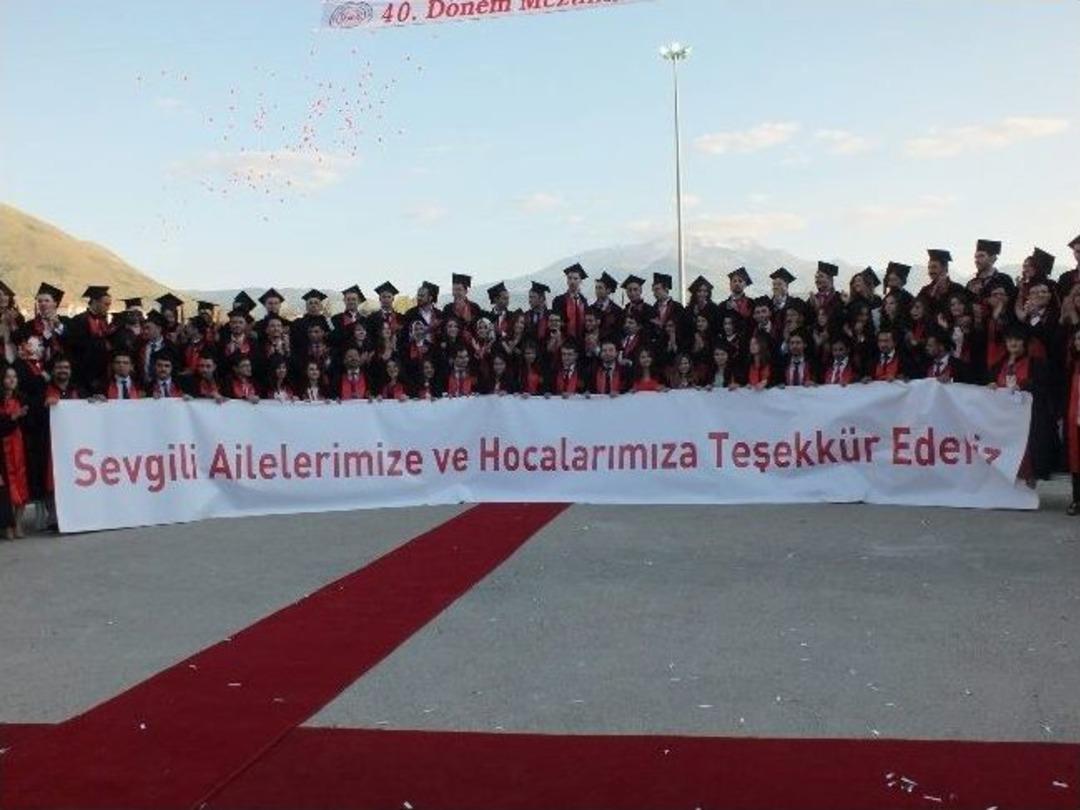 Tıp Fak&uuml;ltesi 40. D&ouml;nem Mezunlarını Verdi