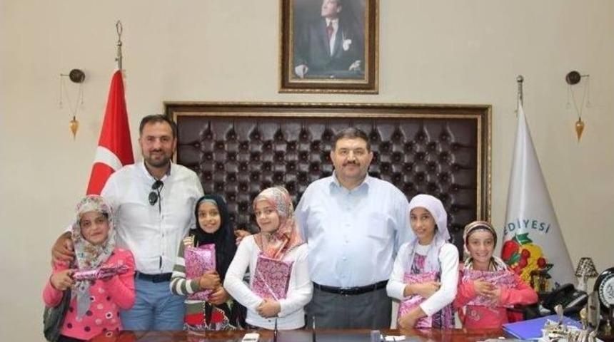 Kur&rsquo;an Kursu &Ouml;ğrencilerine Kur&rsquo;an-ı Kerim Hediye Edildi