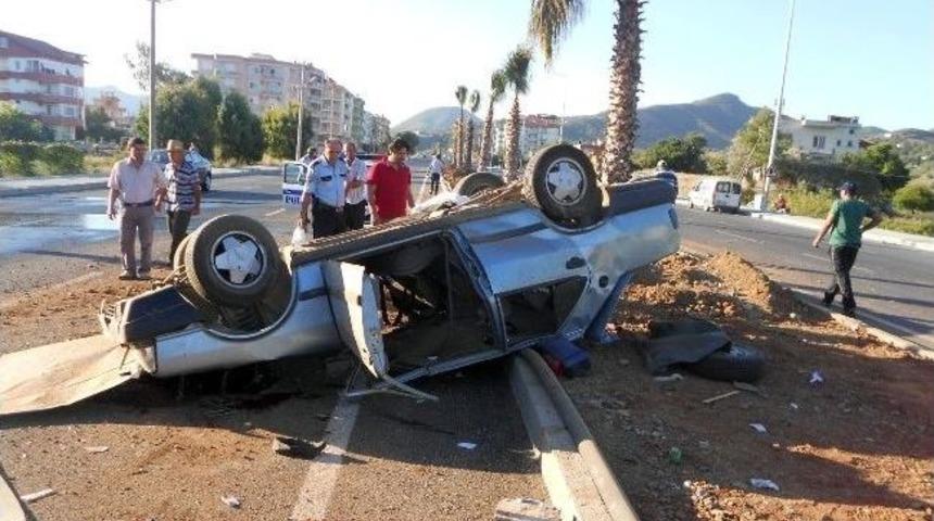 Antalya'da 2 Trafik Kazası: 1 &Ouml;l&uuml;, 2 Yaralı