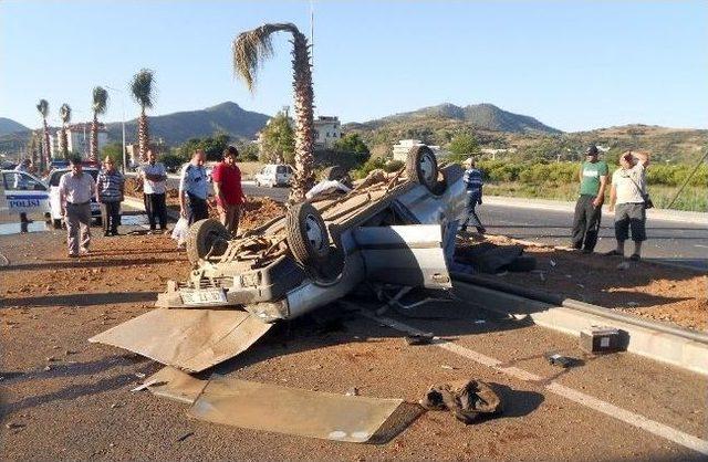 Antalya'da 2 Trafik Kazası: 1 Ölü, 2 Yaralı