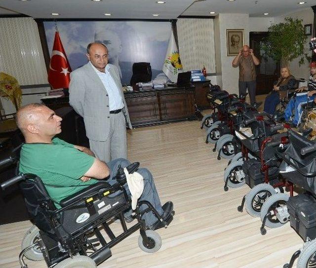 Çiğli'nin Başkanı Arslan 5 Engelliyi Sevindirdi