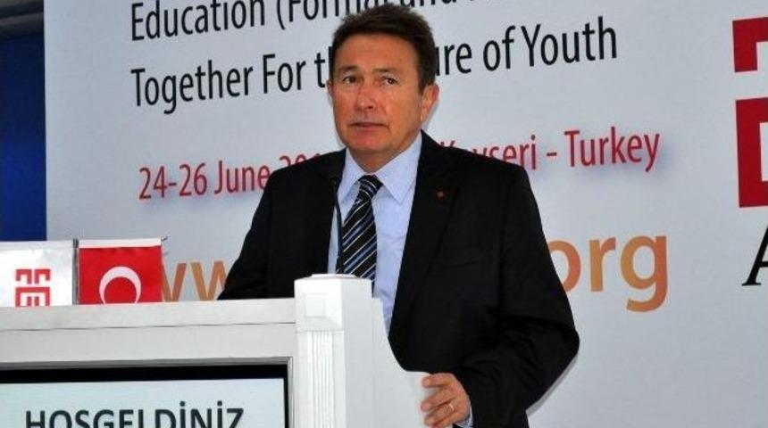 Gen&ccedil;lik İstihdamı Masaya Yatırılıyor