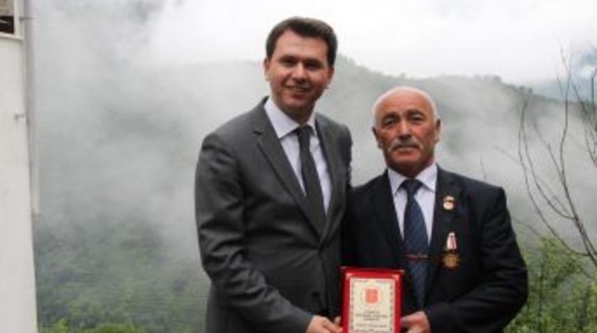 Gaziden Kaymakam Aydoğan'a Plaket